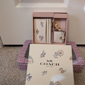 Chic Floral Wallet and Keychain Set